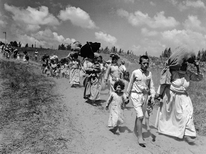 Familias palestinas caminan con sus pertenencias durante el éxodo